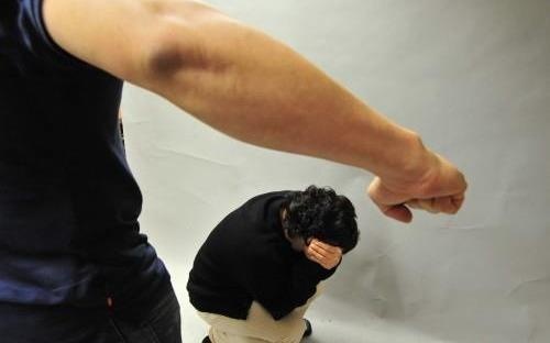 Goi con vao an com, cha bat ngo bi tan cong o TP.HCM hinh anh