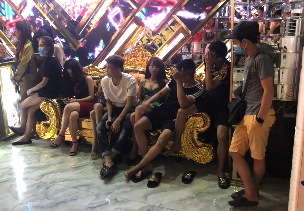 Lien tiep dot kich quan karaoke, khach san o TP.HCM hinh anh