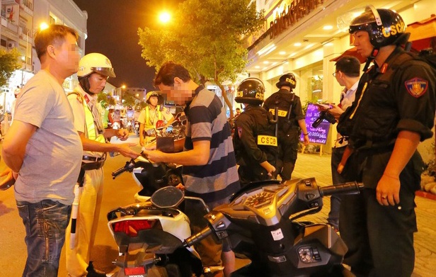 Cong an TP.HCM tam giu 21 nguoi pham phap hinh anh