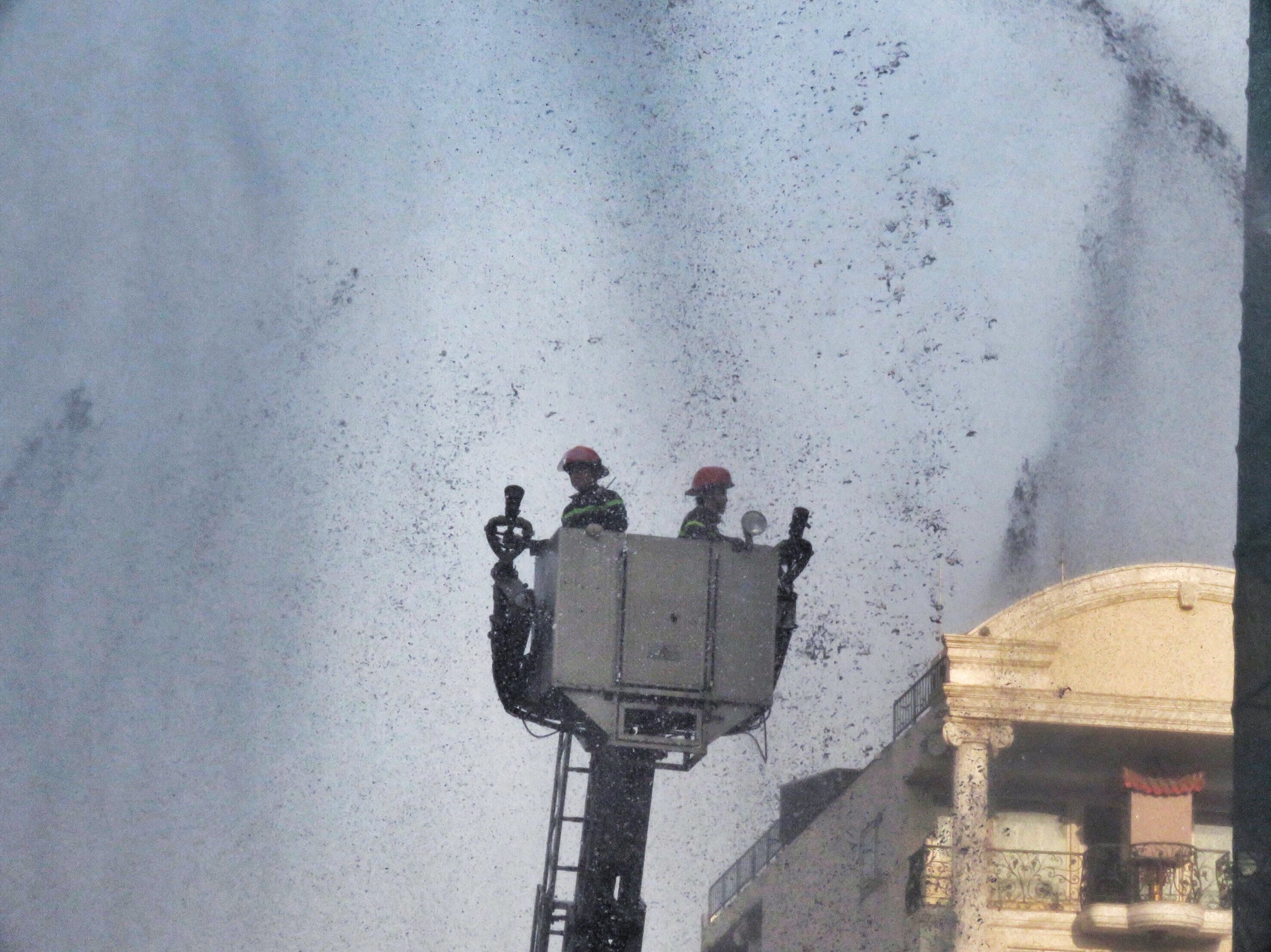 Hon 400 nguoi dien tap chua chay Cho An Dong hinh anh