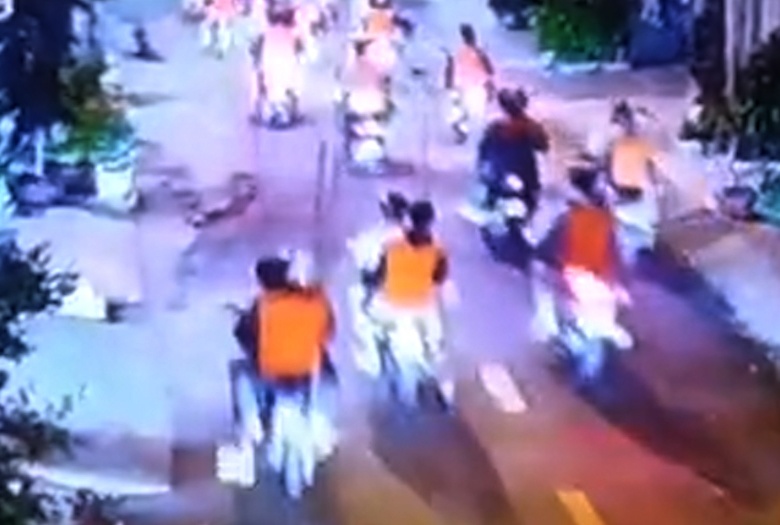 Ke khoi xuong vu bang ao cam quay quan nhau keu goi dong bon dau thu hinh anh