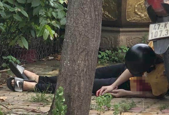 Nam sinh guc chet tren via he tung bi dao gam vao nguc hinh anh