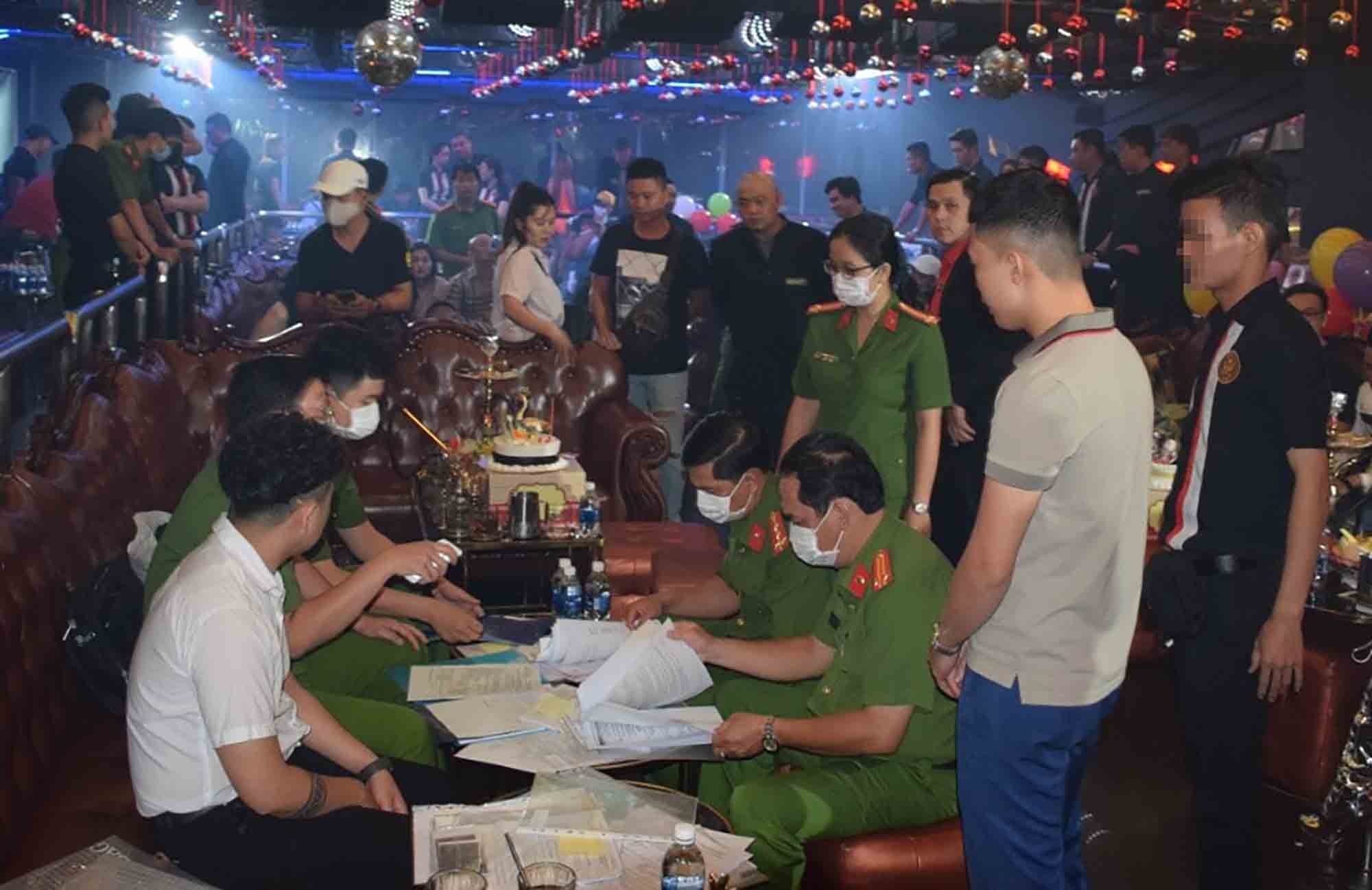 24 nguoi duong tinh voi ma tuy trong quan bar o TP.HCM hinh anh