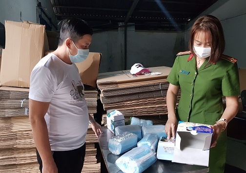 Gan 900.000 khau trang y te khong ro nguon goc o TP.HCM hinh anh