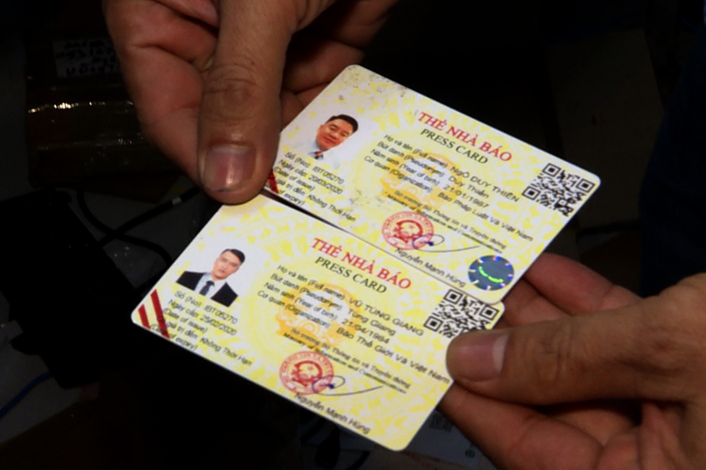 Cong an dot kich xuong lam gia so do, the nha bao hinh anh