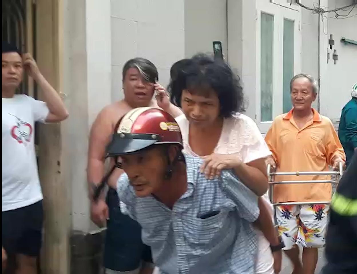 Cong nguoi thoat khoi dam chay o quan 1 hinh anh