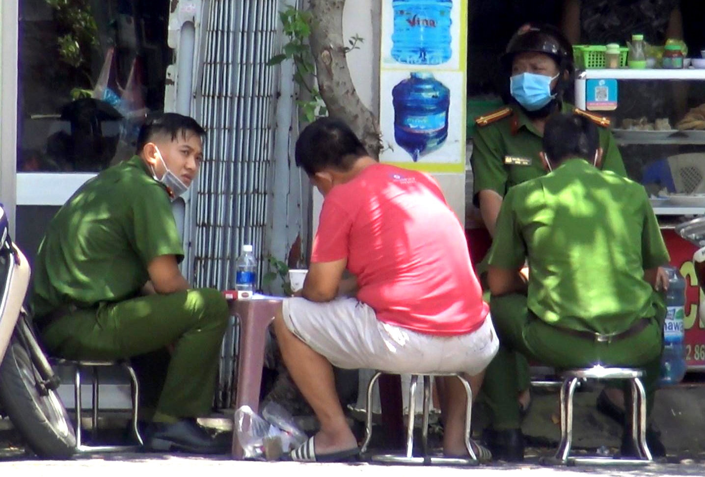 Thi the tre so sinh trong valy anh 1