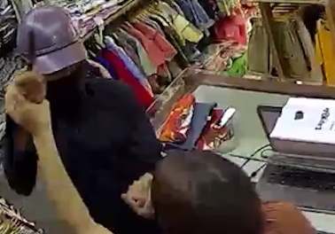 Camera ghi canh co gai bi cuop tan cong hinh anh