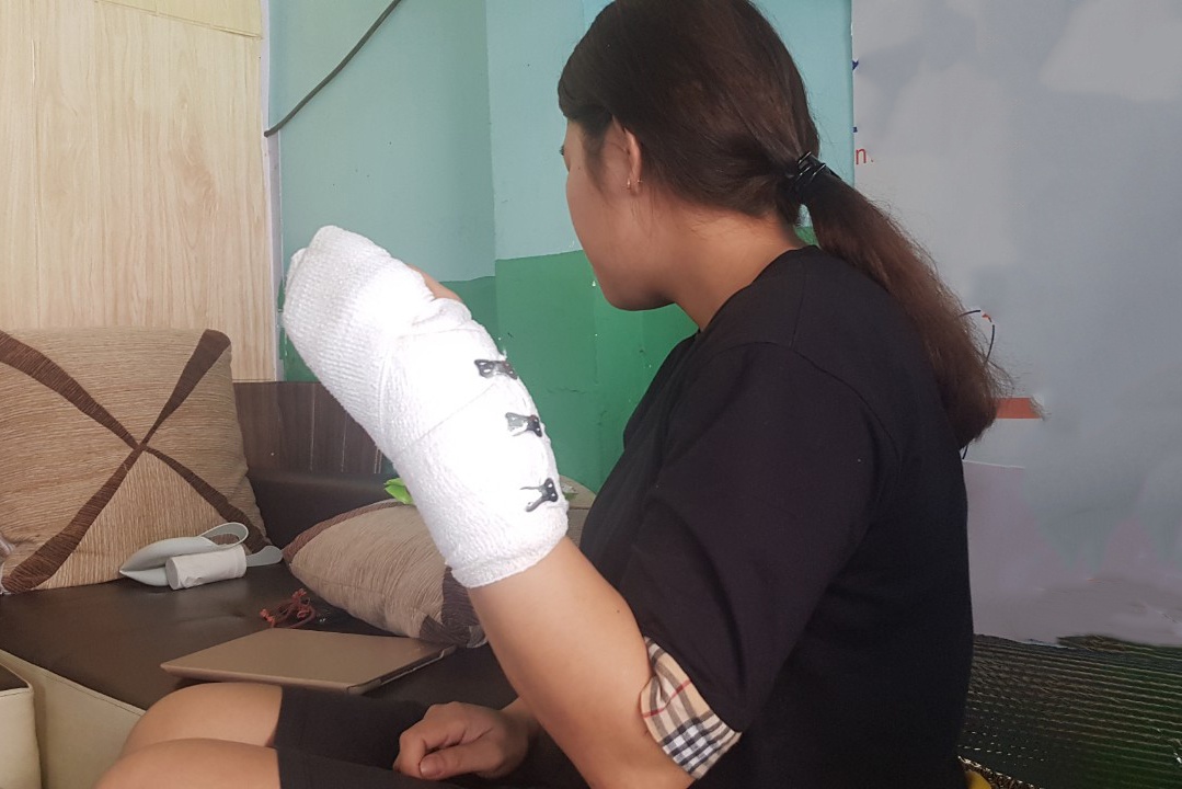 Bat nghi pham dam nhan vien cua hang quan ao hinh anh