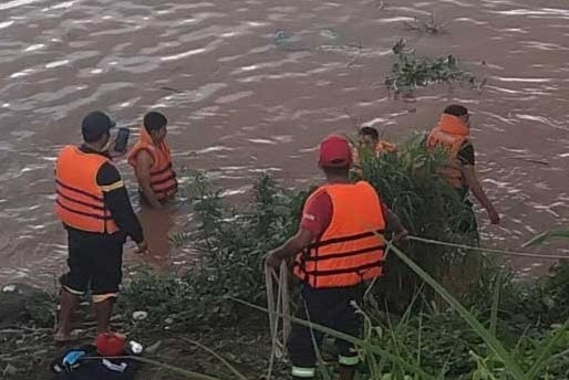 Nguoi me om con trai 3 tuoi nhay song Dong Nai hinh anh