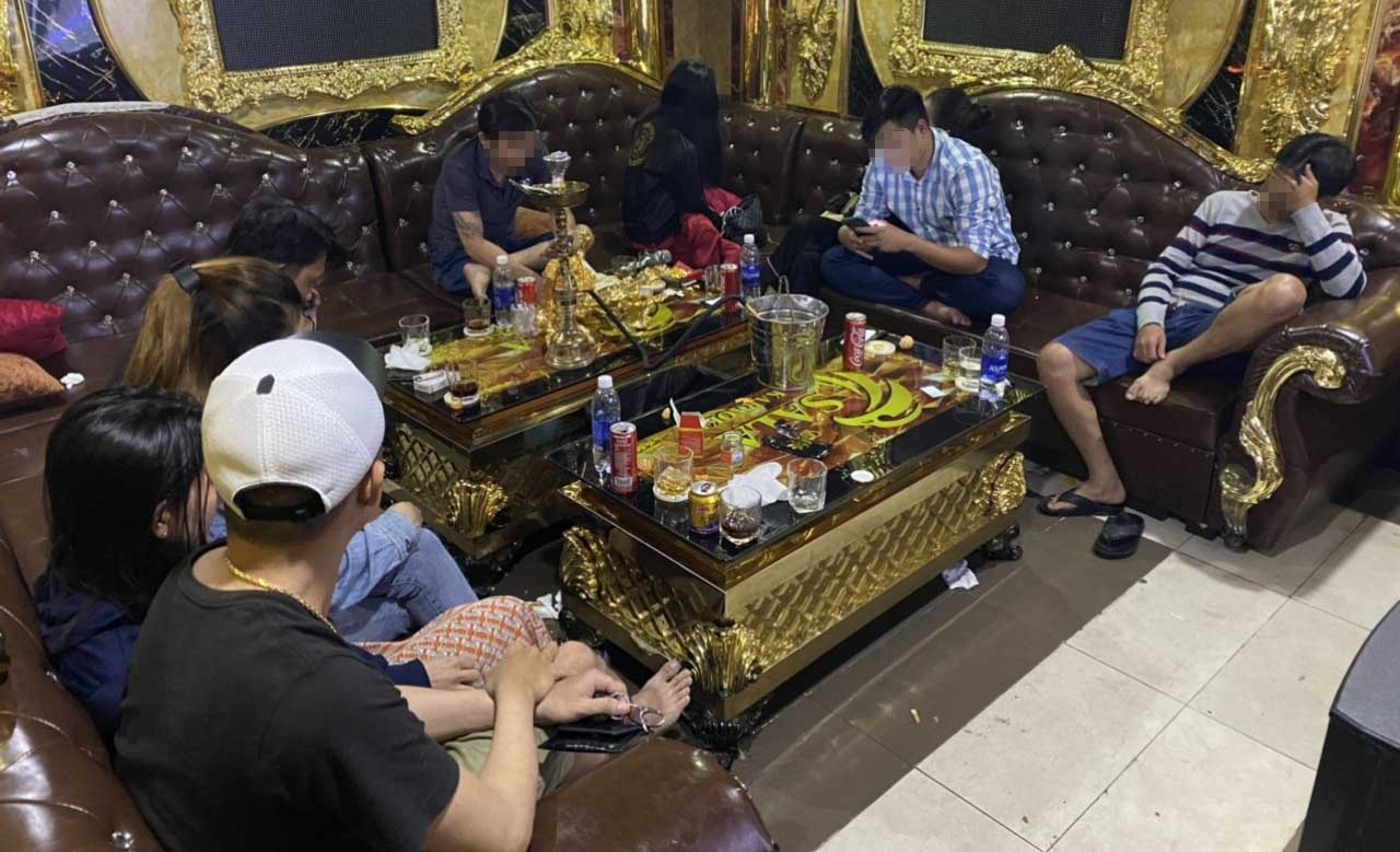 bay lắc trong quán karaoke ở TP.HCM ảnh 1 bay lac trong quan karaoke o TP.HCM anh 1
