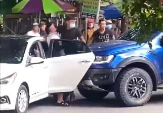 Lao oto vao dam dong de giai vay cho ban hinh anh