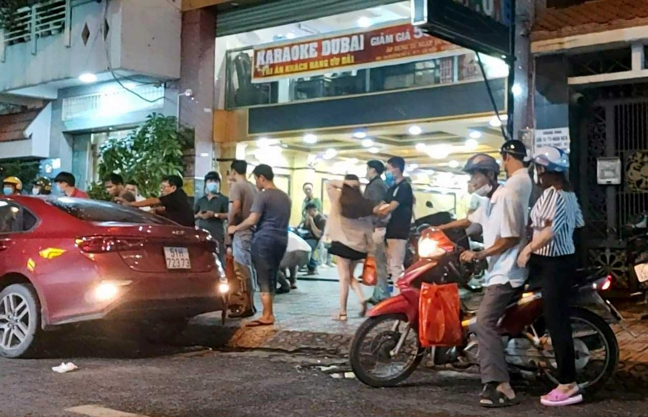 hon chien tai quan karaoke o TP.HCM anh 1