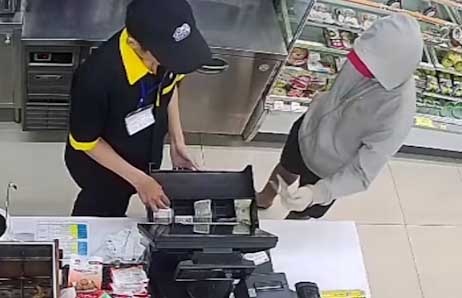 cướp cửa hàng tiện lợi ở TP.HCM ảnh 1 cuop cua hang tien loi o TP.HCM anh 1