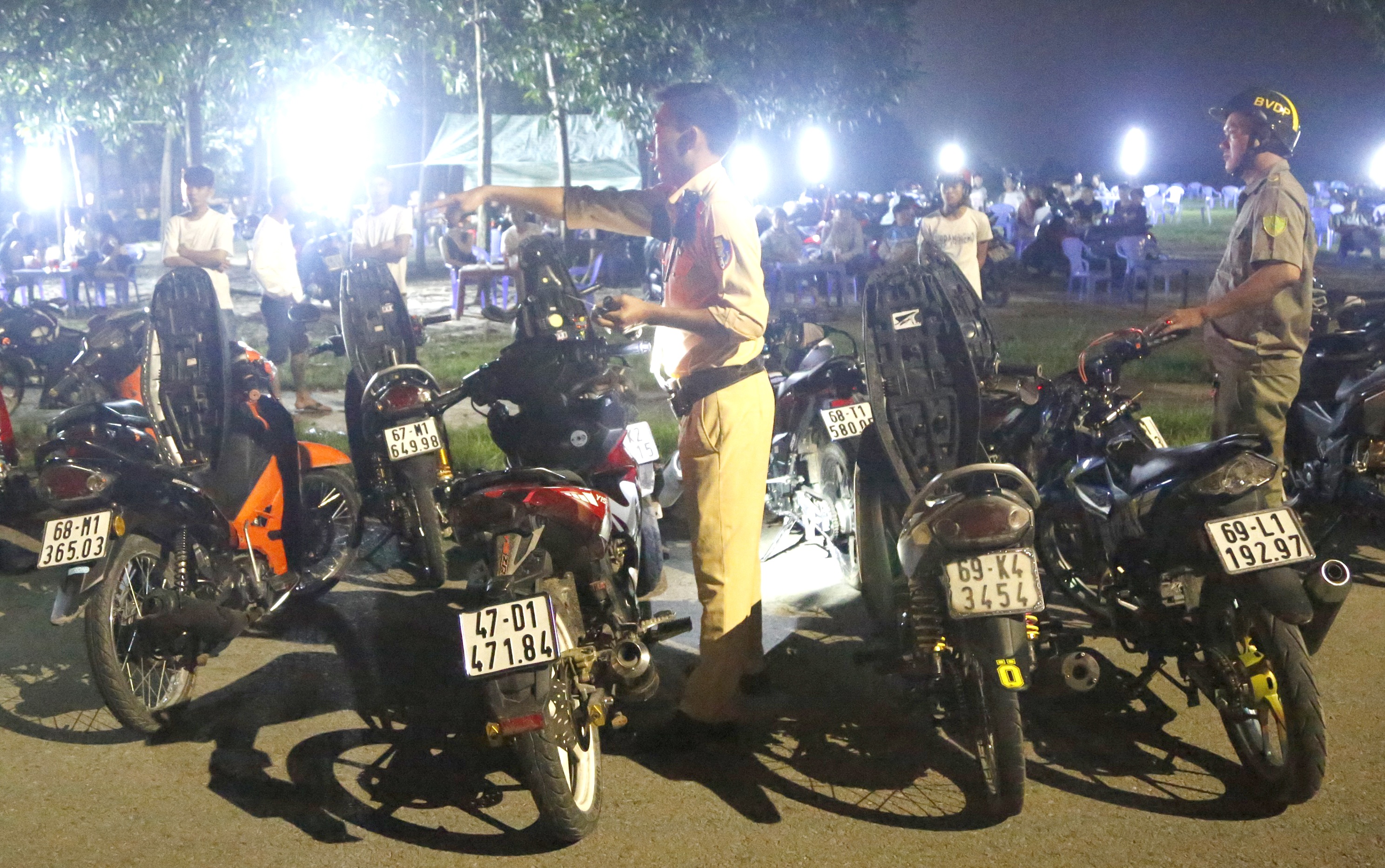 hàng chục thanh niên đua xe ảnh 1 hang chuc thanh nien dua xe anh 1