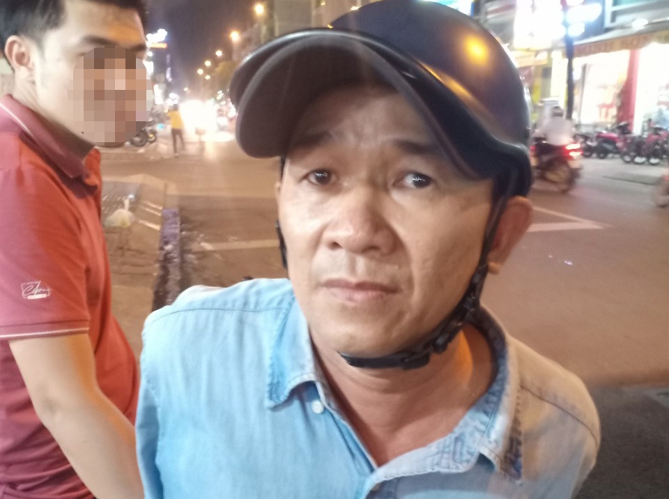 Khong che nu nhan vien tiem hot toc de cuop iPhone 11 hinh anh