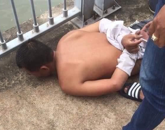 Canh sat nhay xuong kenh bat ten trom SH o TP.HCM hinh anh