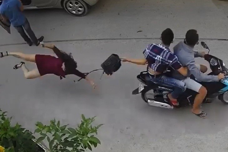 Cuop keo nguoi phu nu nga dap mat xuong duong hinh anh