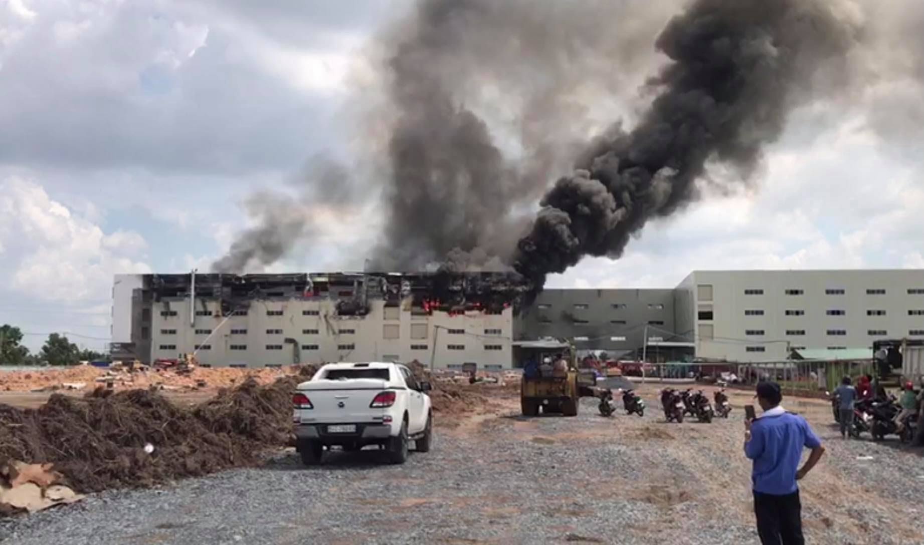 Chay lon tai xuong san xuat ghe sofa o Binh Duong hinh anh