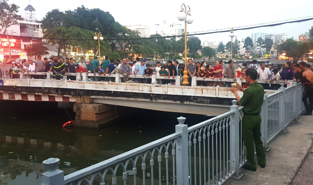 Canh sat lan tim nguoi dan ong nhay kenh Nhieu Loc - Thi Nghe hinh anh