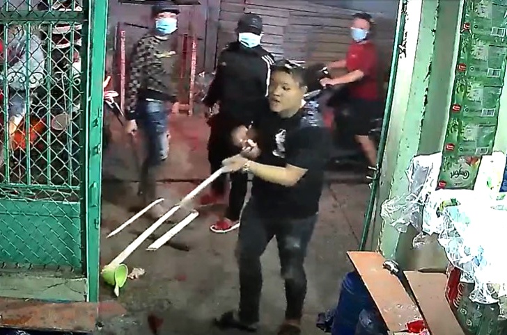 Nguoi dan ong o TP.HCM bi truy sat truoc cua nha hinh anh