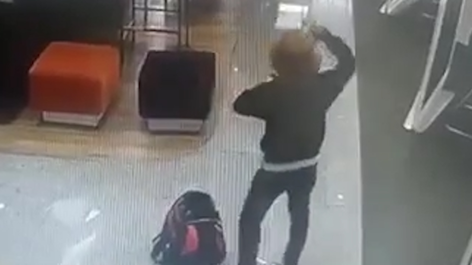 Khoanh khac ke cuop do xang doa dot chi nhanh ngan hang hinh anh