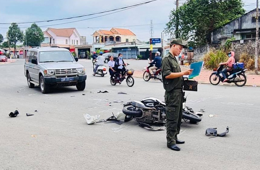 Co gai nguy kich sau va cham voi oto bien xanh hinh anh