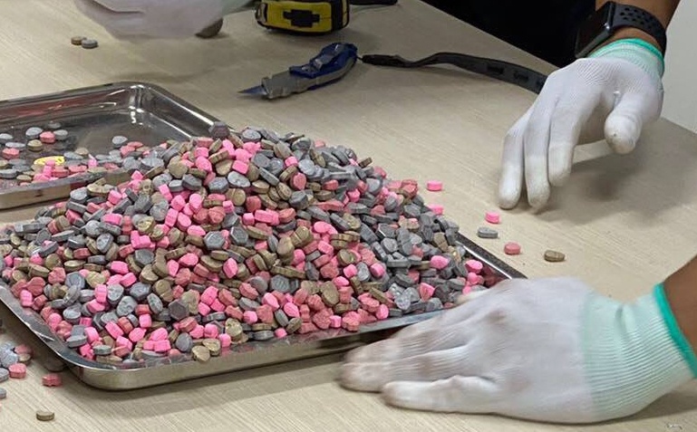 Nguy trang ma tuy trong may massage chan hinh anh