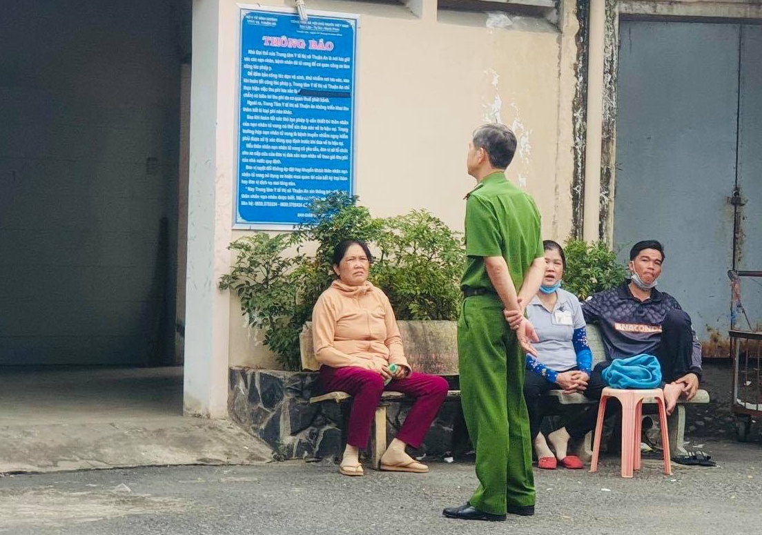 Thieu nu tu vong trong nha nghi hinh anh