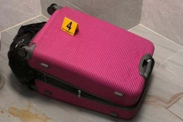 Hanh trinh lan tron cua giam doc nguoi Han bo xac dong huong vao vali hinh anh