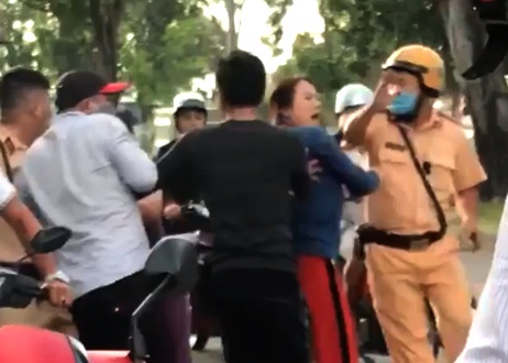 Bat khan cap 2 nguoi tan cong CSGT TP.HCM hinh anh