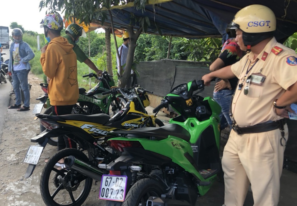 canh sat bat dua xe o TP.HCM anh 1