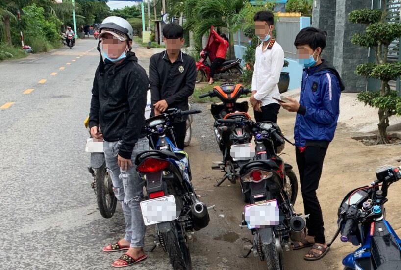 Canh sat ngan chan hang chuc vu dua xe o TP.HCM hinh anh