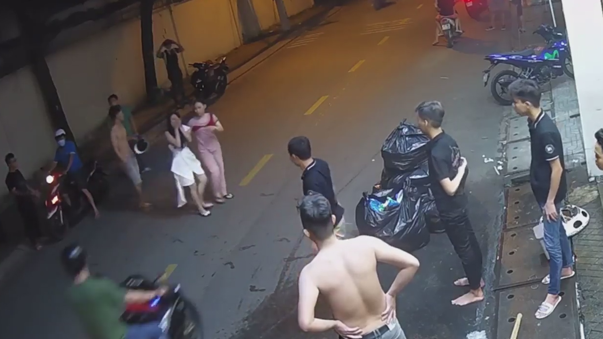 truy tìm thanh niên đánh bạn gái ảnh 1 truy tim thanh nien danh ban gai anh 1