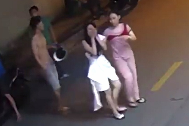 Nam thanh nien danh toi tap co gai o TP.HCM hinh anh