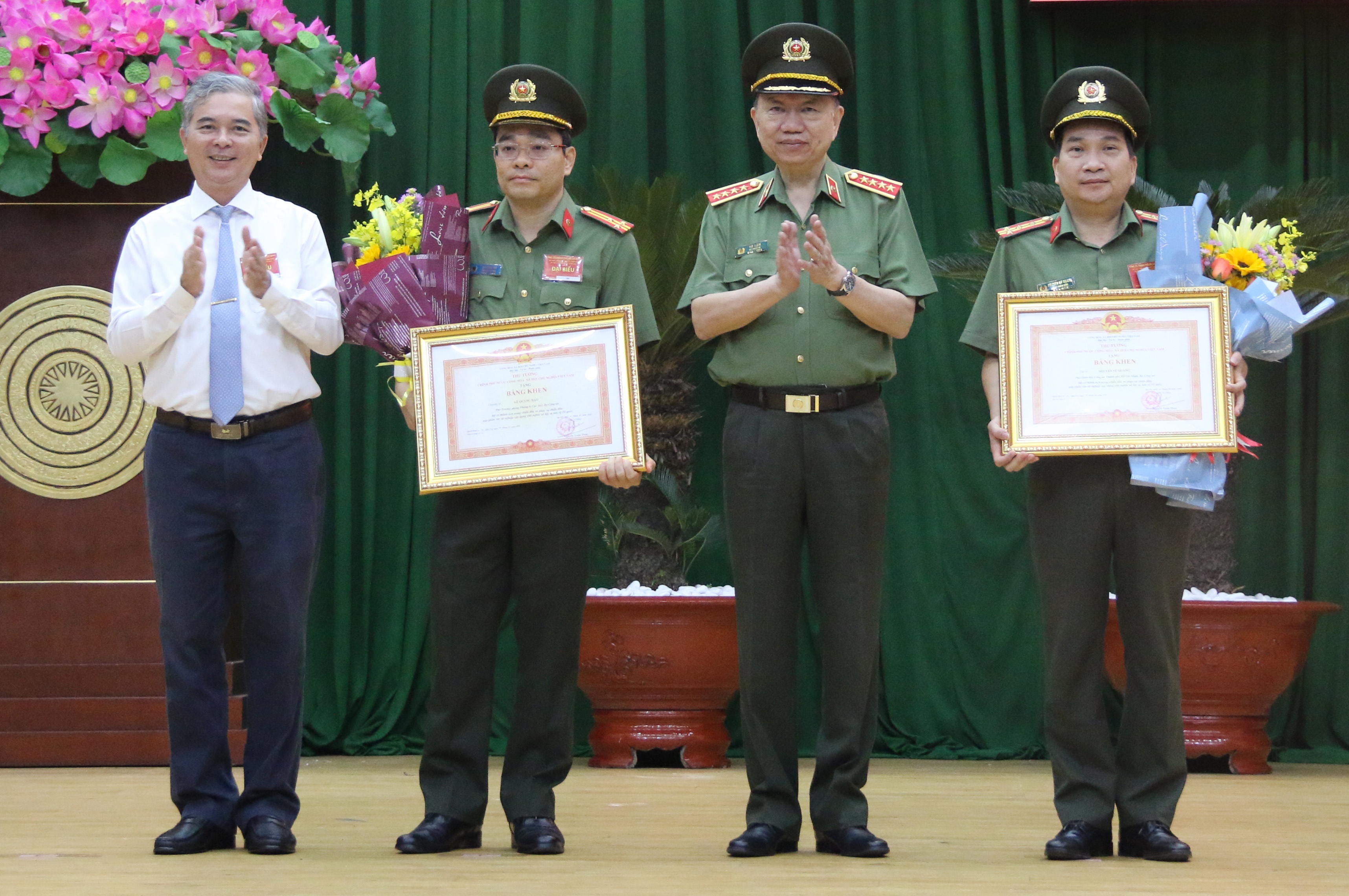 giám đốc Công an TP.HCM nhận huân chương ảnh 2 giam doc Cong an TP.HCM nhan huan chuong anh 2