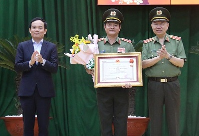 Giam doc Cong an TP.HCM nhan Huan chuong chien cong hang Nhat hinh anh