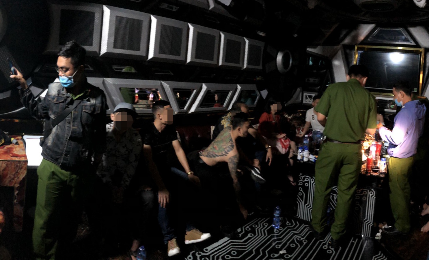 21 nguoi phe ma tuy trong quan karaoke o TP.HCM hinh anh