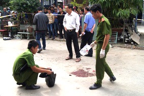 Cha chet, con trai trong thuong o nha tro hinh anh