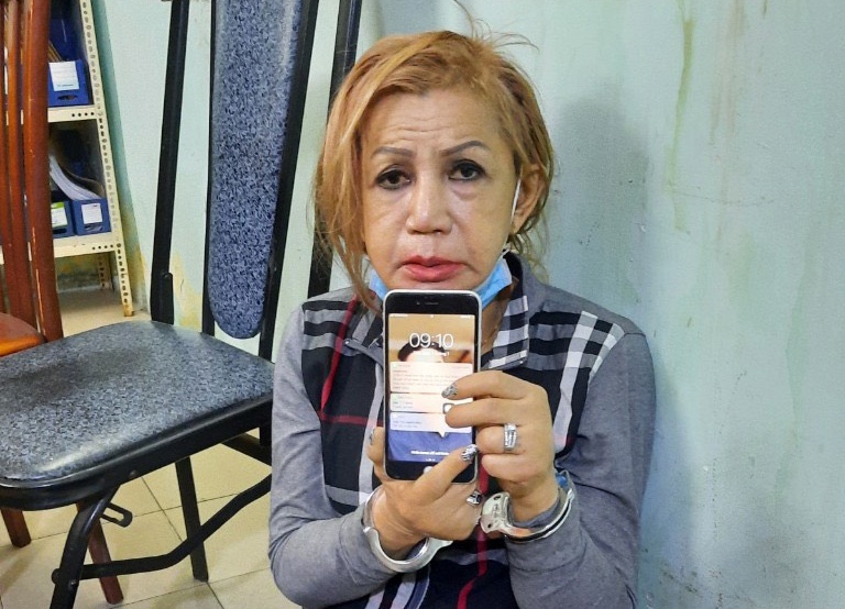 Gia gai di cuop khi dang bi truy na hinh anh