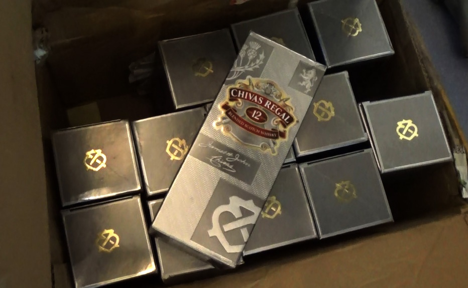 Phat hien xuong san xuat ruou Chivas gia o TP.HCM hinh anh