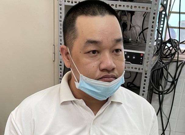 Bat ke chuyen ban giay to gia qua mang hinh anh