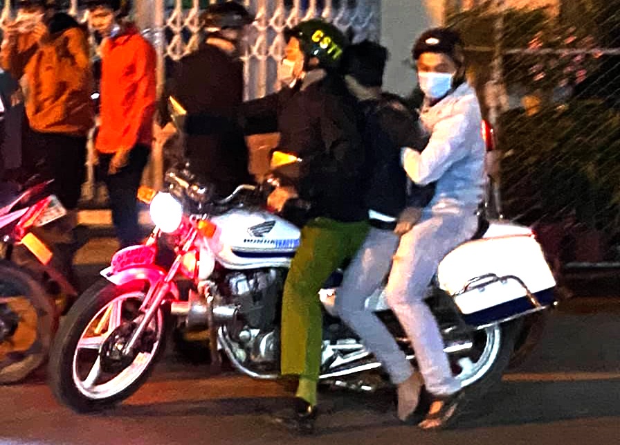 Canh sat no sung, vay bat nhom 'quai xe' o TP.HCM hinh anh