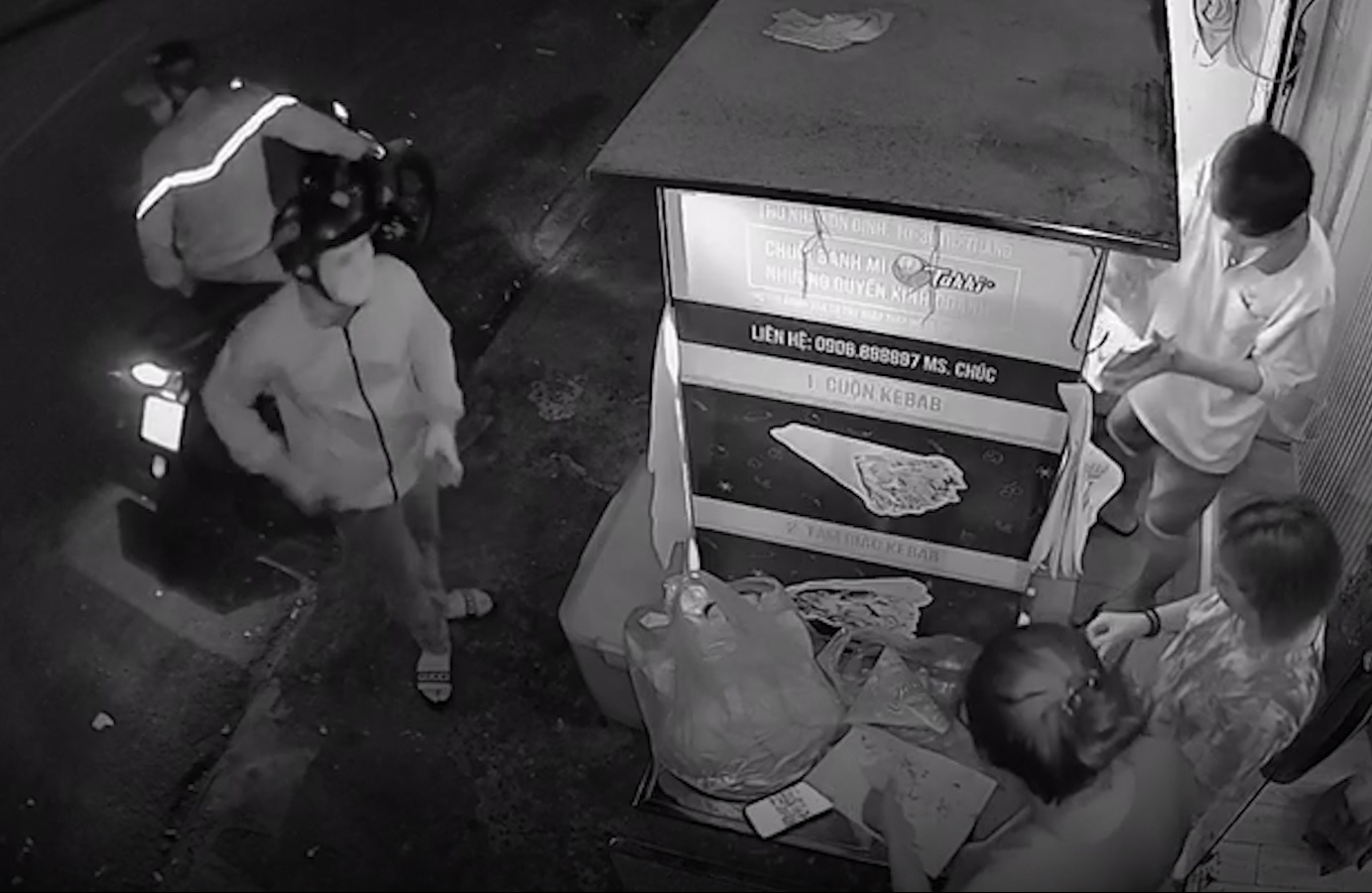 Khach mua banh mi trom iPhone 11 Pro Max hinh anh