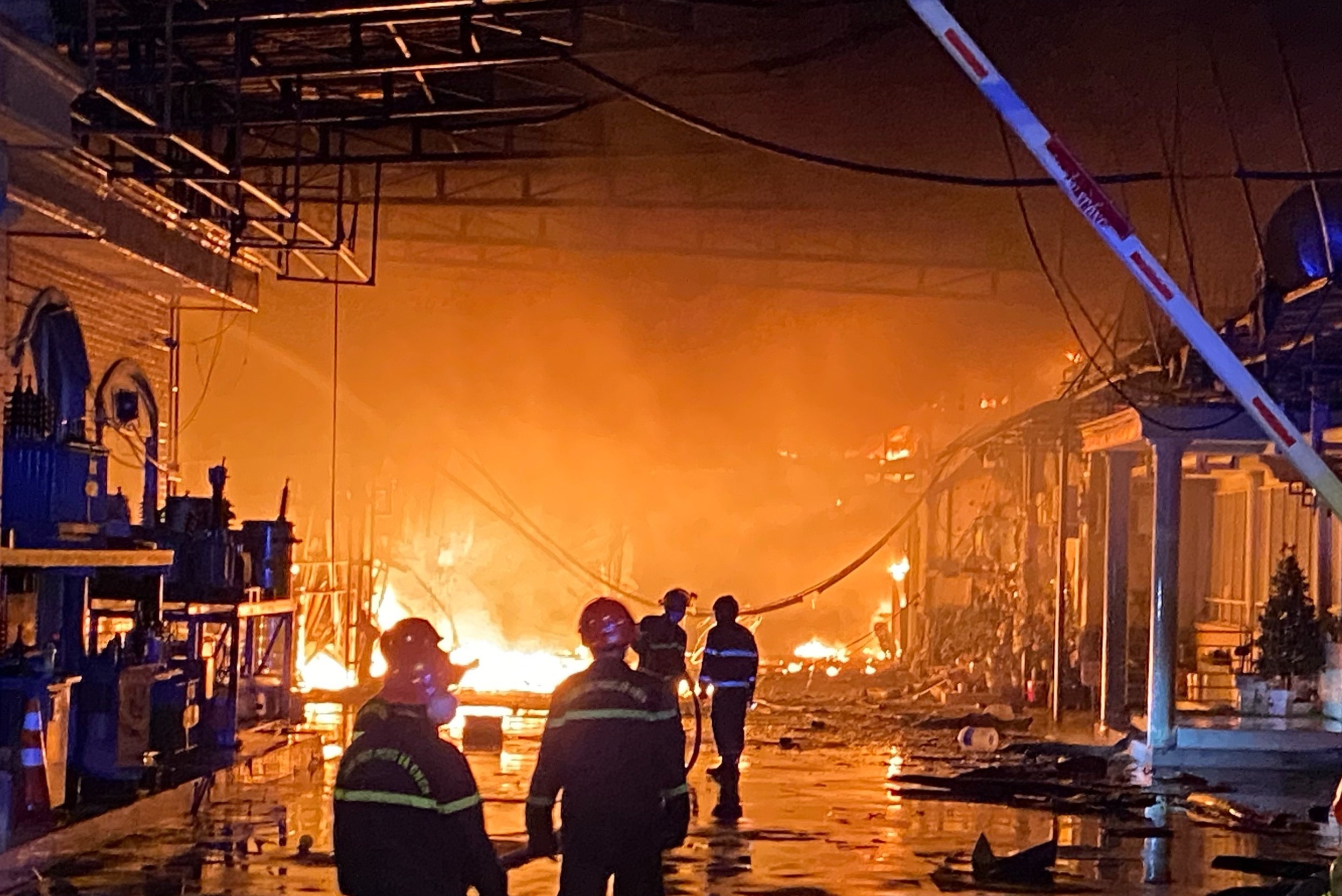 Kho vai o TP.HCM chay ngun ngut hinh anh