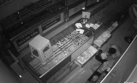 Trom dot nhap cua hang Dien May Xanh lay 54 dien thoai hinh anh