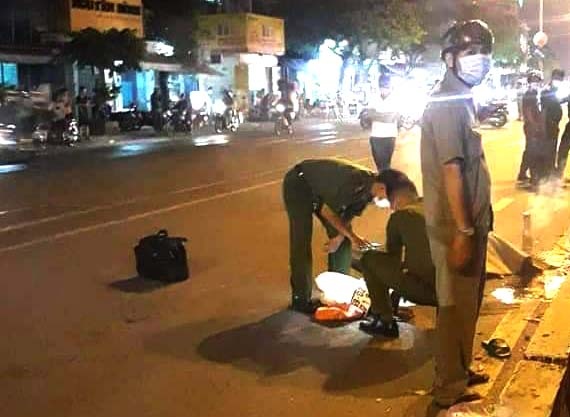 cướp tông người đi đường ở TP.HCM ảnh 1 cuop tong nguoi di duong o TP.HCM anh 1
