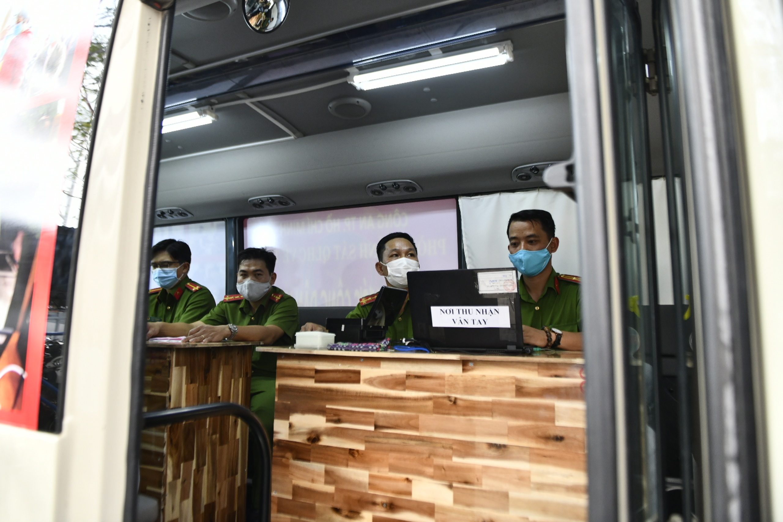 cong an TP.HCM lam cccd anh 3