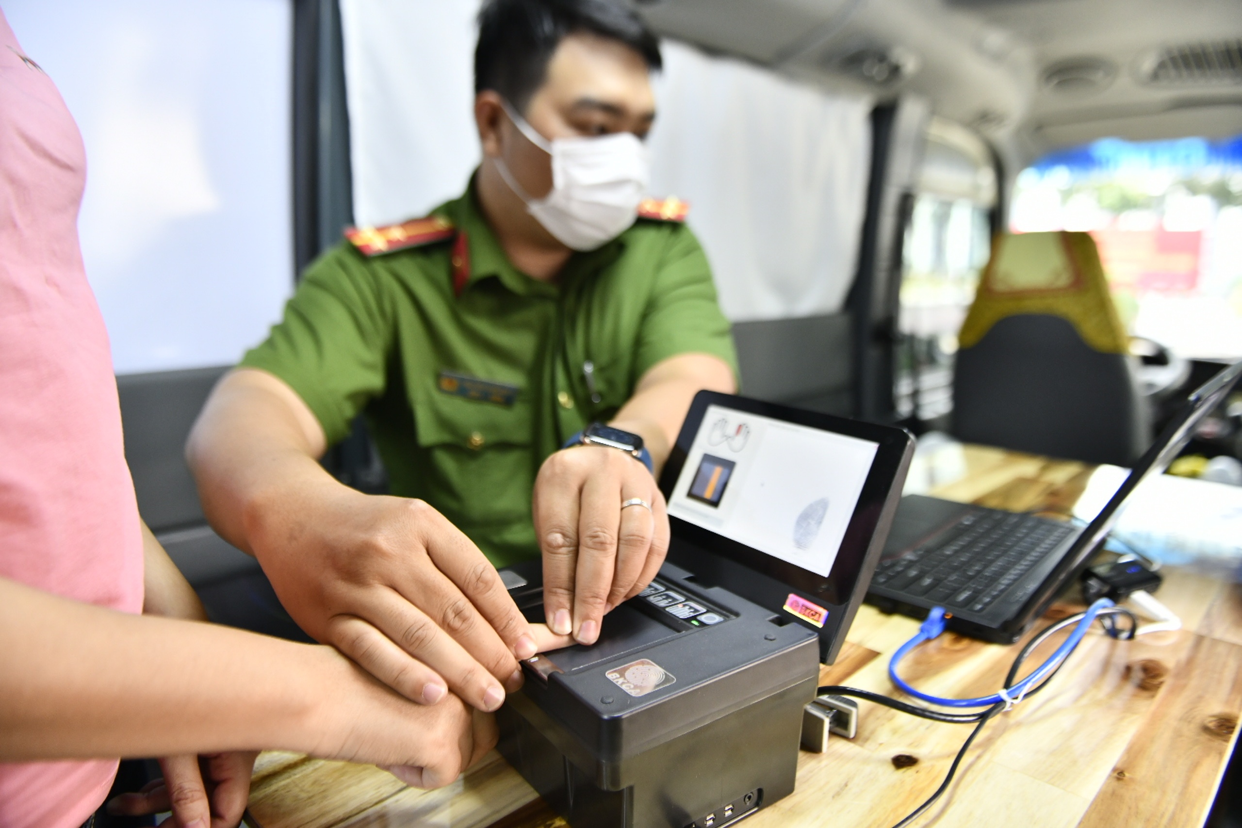 Cong an TP.HCM keu goi nguoi dan tam tru di lam CCCD gan chip hinh anh