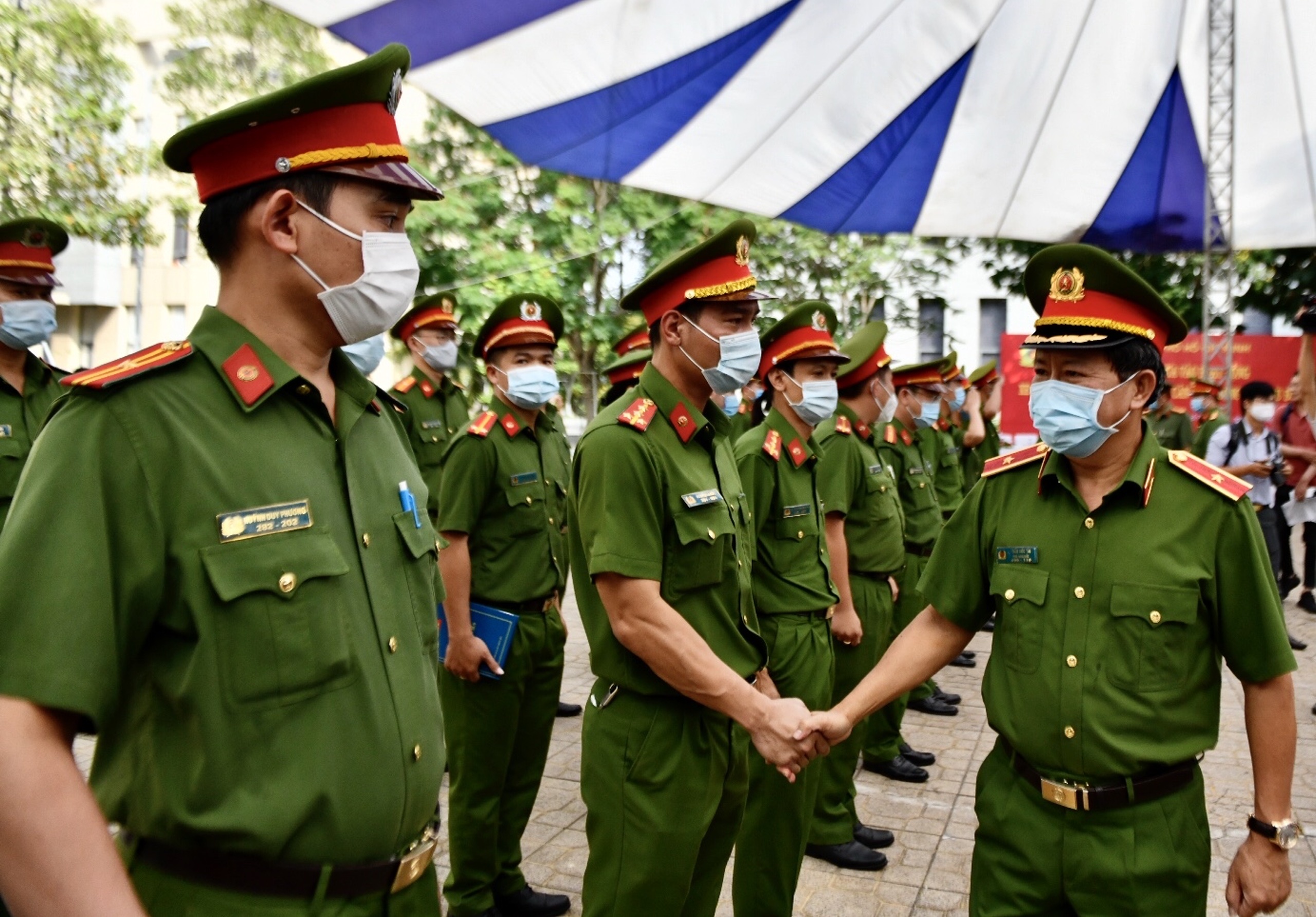 cong an TP.HCM lam cccd anh 9